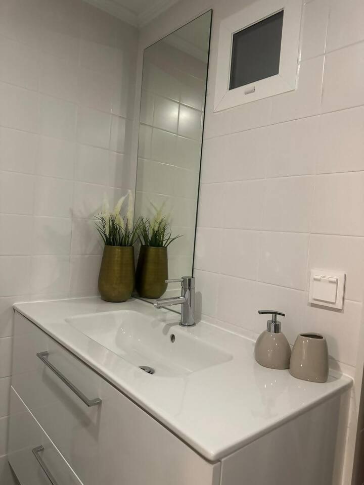 Stylish Renovated Apartment In Chiado Lisboa 外观 照片